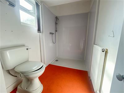 DOWNSTAIRS EN-SUITE